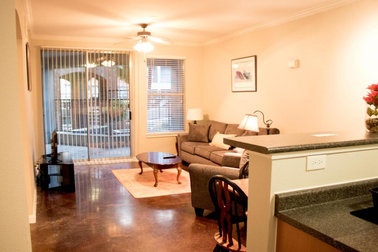 Downtown Dallas Beautiful Poolside Apartment Exterior photo